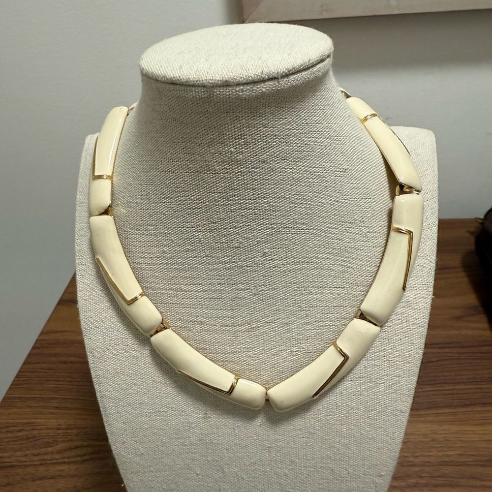 Vintage Rare Monet Signed GoldTone & Cream Resin Collar Necklace. 1980’s.